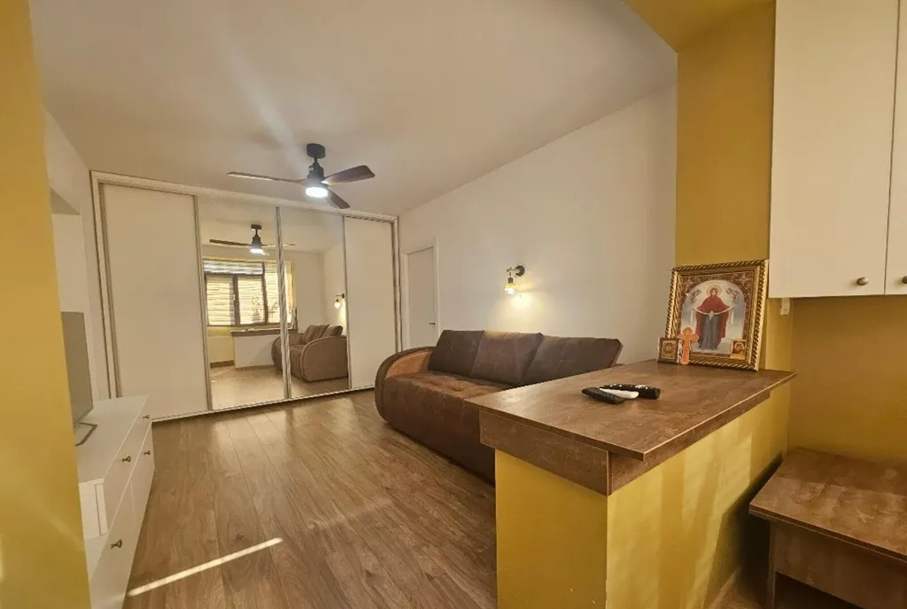 Ap 3 cam Craiovei renovat mobilat 105000 euro