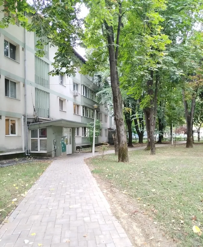 Pajura 3 camere decomandate etaj 1/3 parcare proprie M4