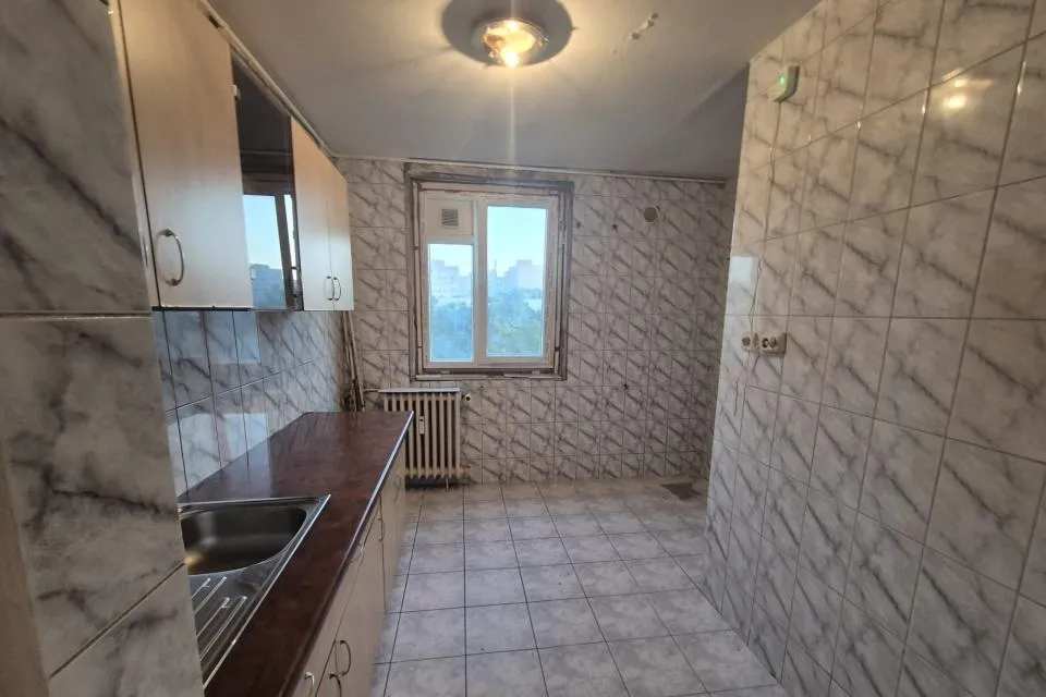 Trei camere langa Metrou 1 Decembrie Negociabil