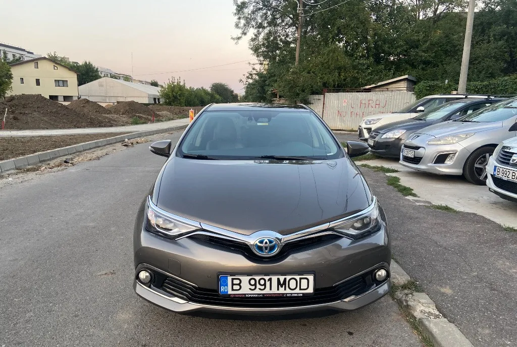 Toyota Auris 1 8l VVT-i Hybrid- 12 850 eur