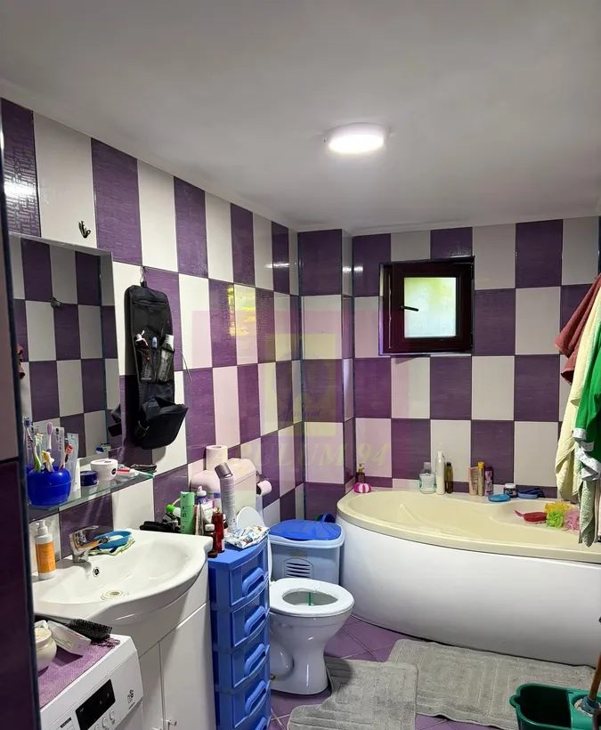 Casa de vanzare cu 4 camere in Comarnic