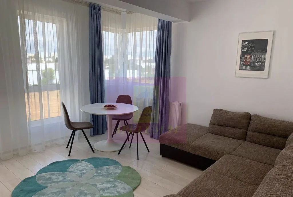 Garsoniera spatioasa cu bucatarie separata si balc
