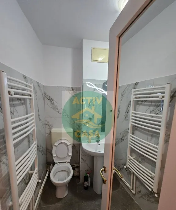 De vanzare - apartament 2 camere Zona Piata Mare Roman Etaj 1