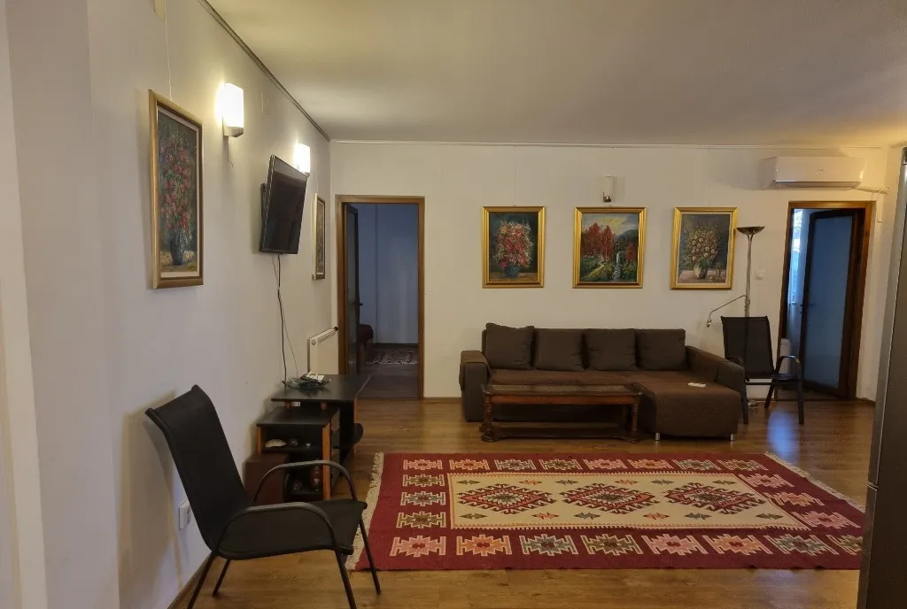 Inchiriez apartament 3 camere 100mp in vila terasa gradina Palazu Mare