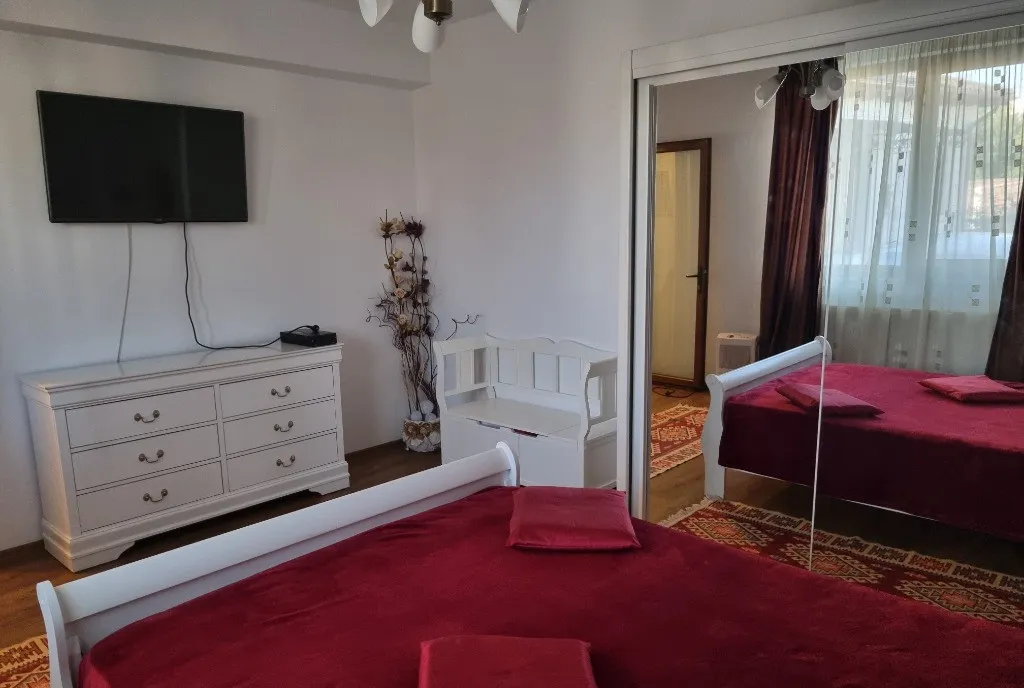 Inchiriez apartament 3 camere 100mp in vila terasa gradina Palazu Mare