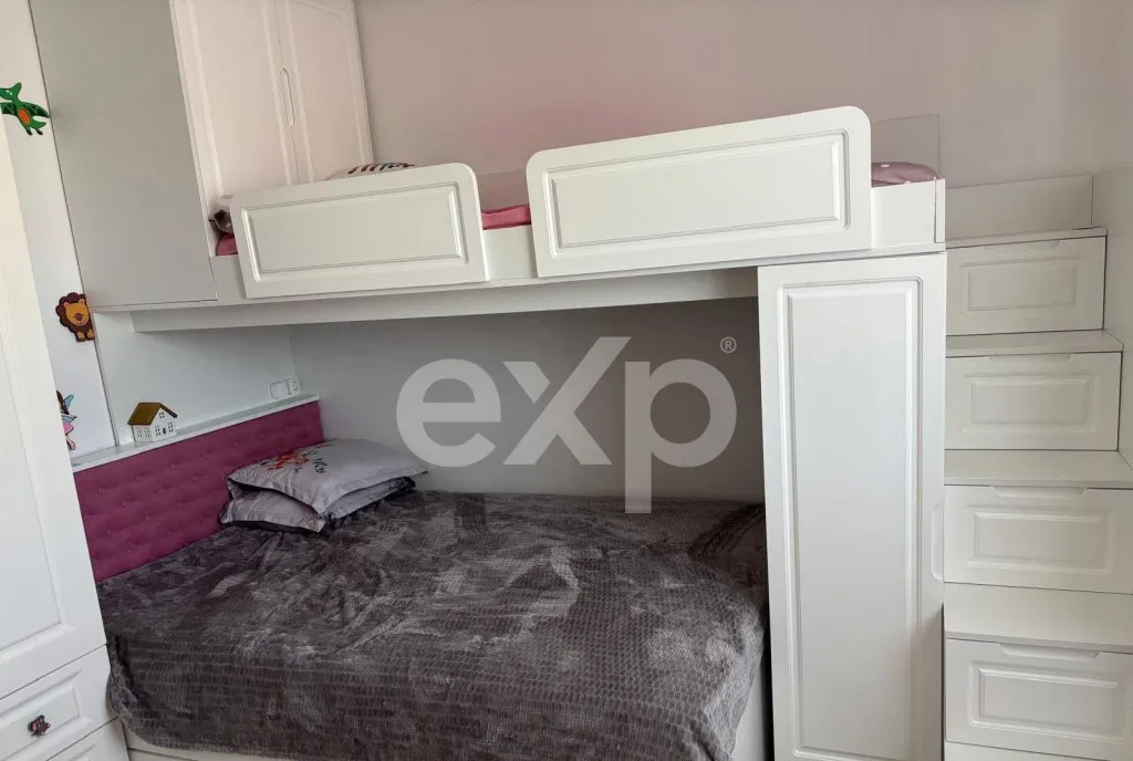 Casa moderna complet mobilata si utilata cu panouri f