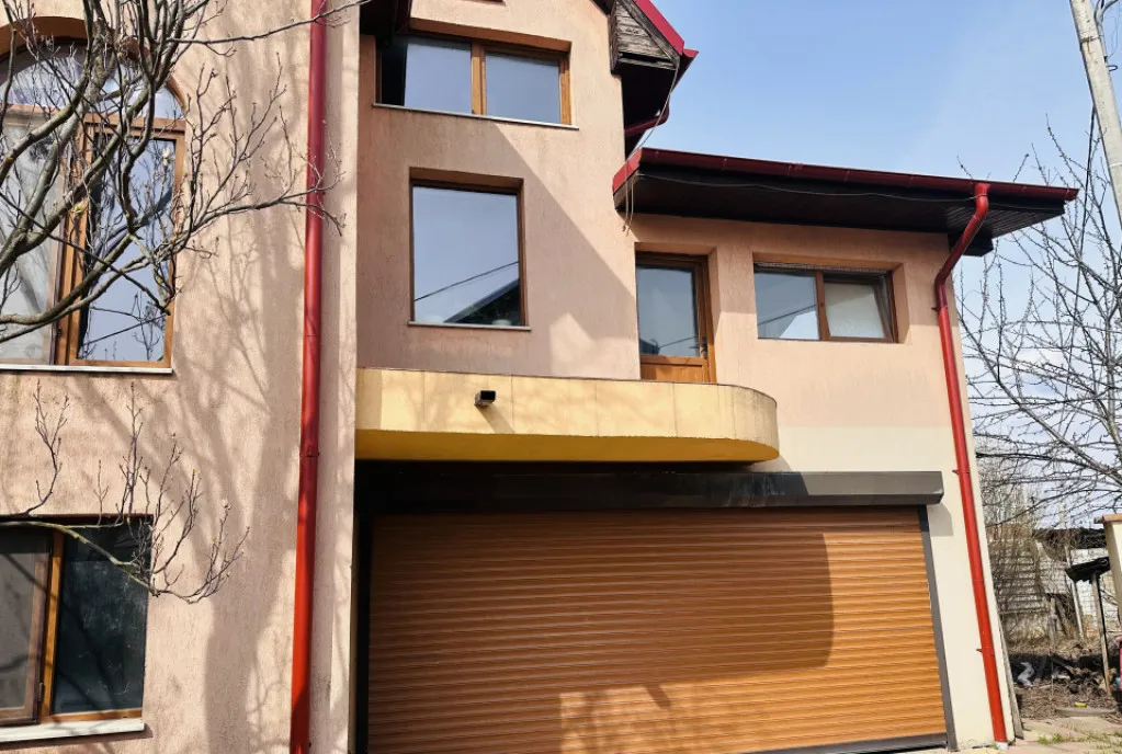 Vila superba 526 mp construiti 765 mp teren P 1 M P Chia