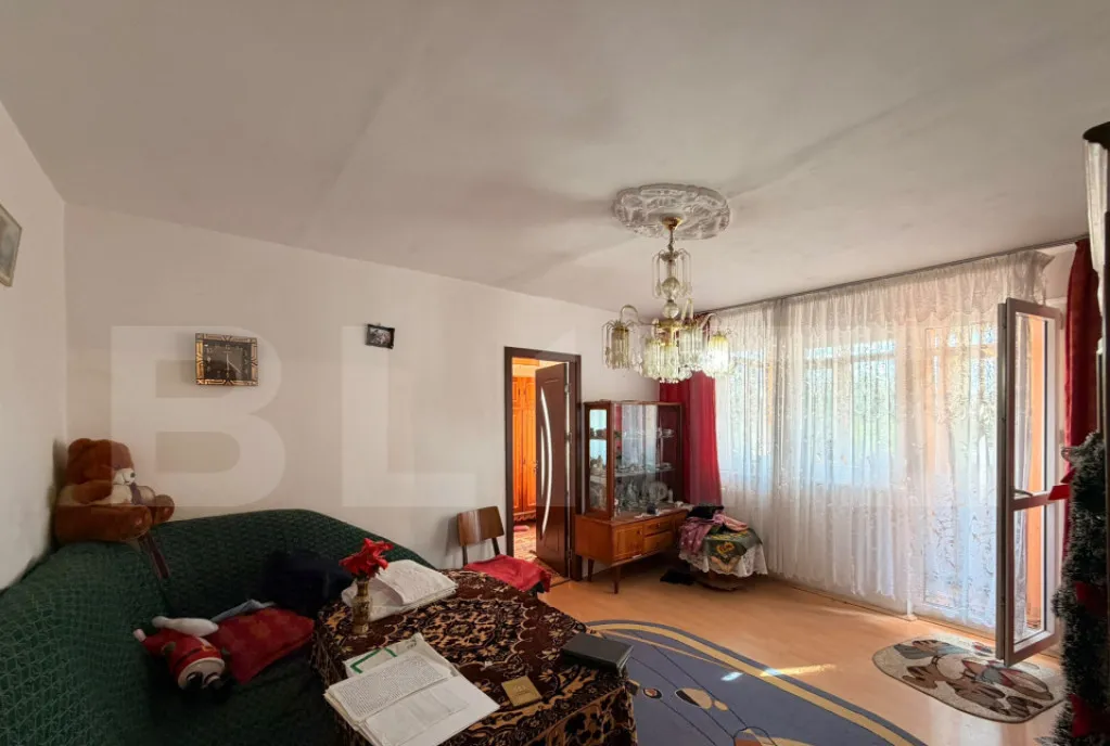 Apartament de 3 camere semideocomandat zona Cornitoiu