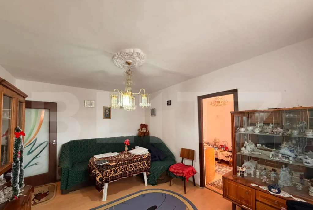 Apartament de 3 camere semideocomandat zona Cornitoiu