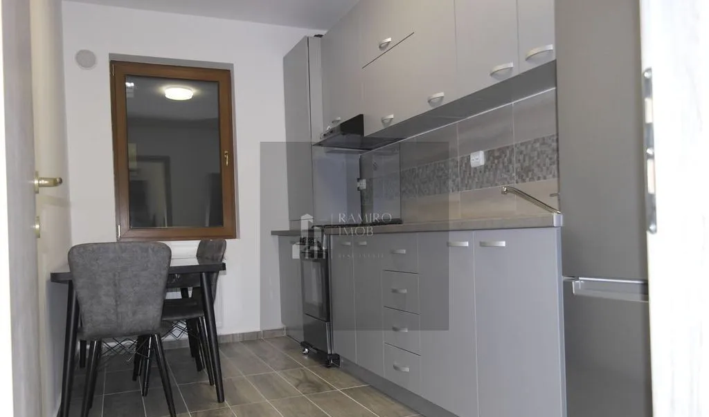 Apartament 2 camere decomandat/10 min metrou Aparatori/parcare