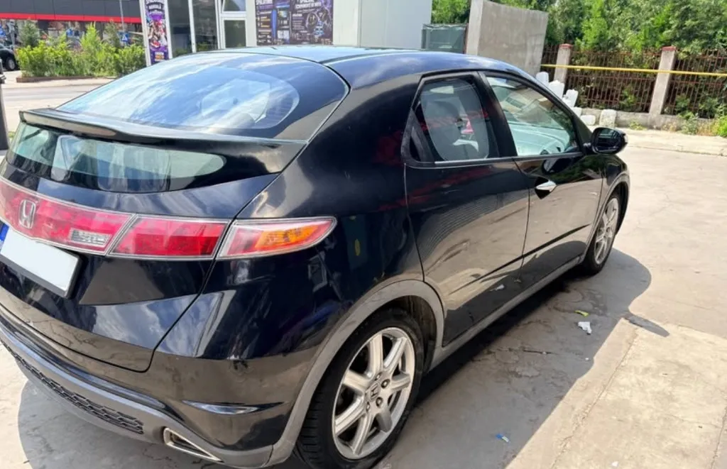 Honda Civic 8 1 8 i-VTEC 3 800 eur