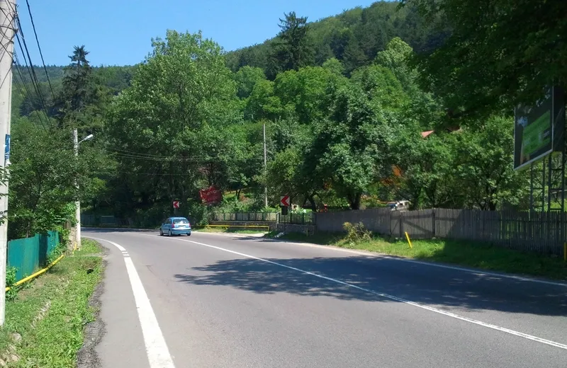 Posada la 4 km Sinaia teren intravilan 4 350 mp deschidere si intrare DN1