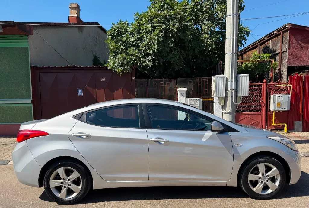 Hyundai Elantra sedan 2012 5 900 eur