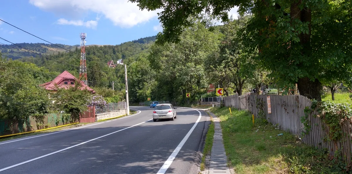 La 4 km Sinaia Posada teren intravilan 4 350 mp deschidere si intrare DN1