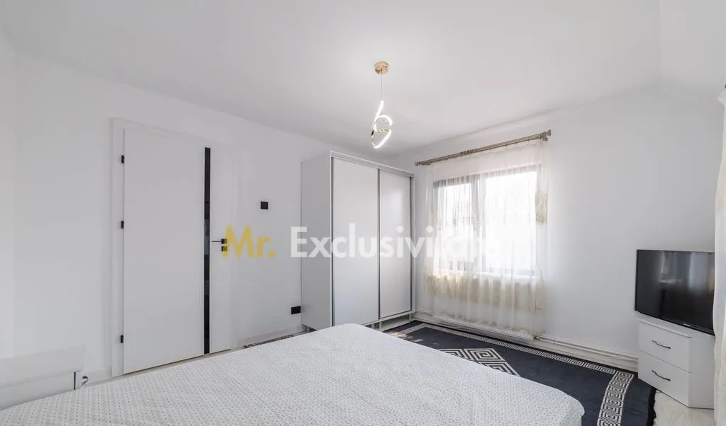 Proprietate cu 2 case si curte in Oarja ag