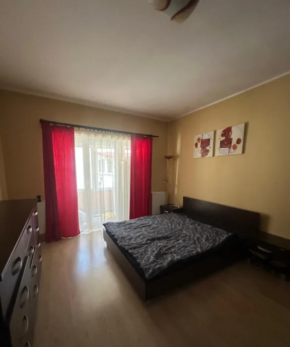 Apartament la vila de 4 camere 90 mp curte comuna Zona Muze