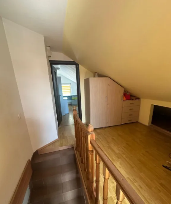 Apartament la vila de 4 camere 90 mp curte comuna Zona Muze