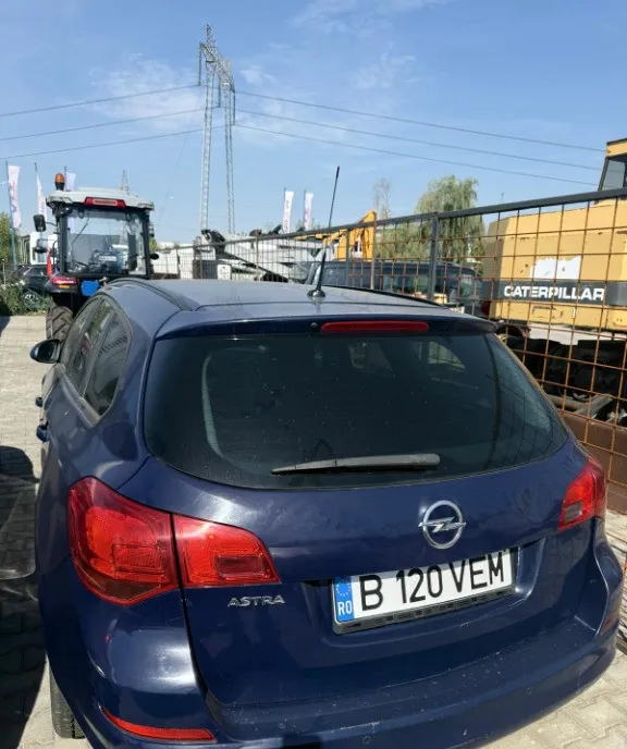 Opel Astra J Sports Tourer CDTI ndash 263 000 km ndash Break 3 800 eur