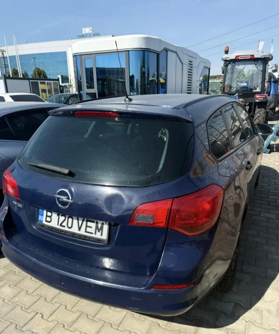Opel Astra J Sports Tourer CDTI ndash 263 000 km ndash Break 3 800 eur