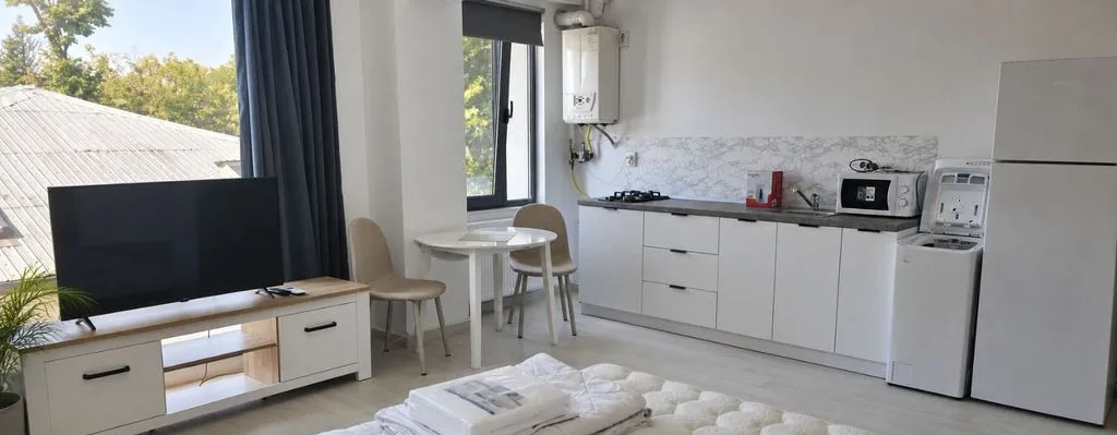 De inchiriat studio ultracentral etaj 2 400 euro