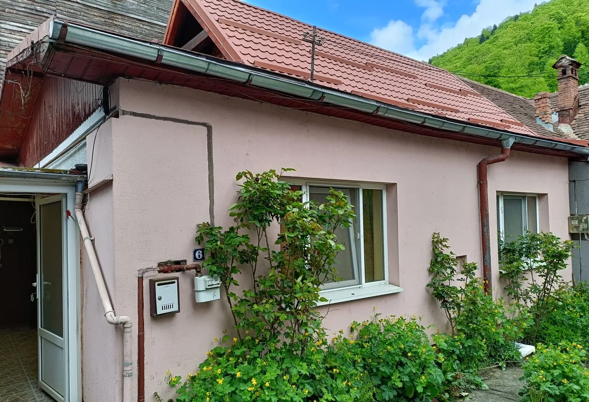 Sinaia casa 3 cam si dependinte necesita reparatii interioare