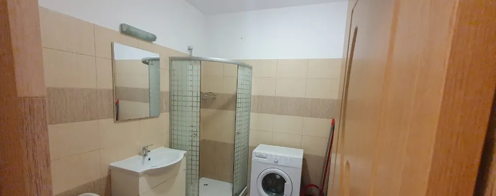 Inchiriez apartament 3 camere Vest in spate la Vivo