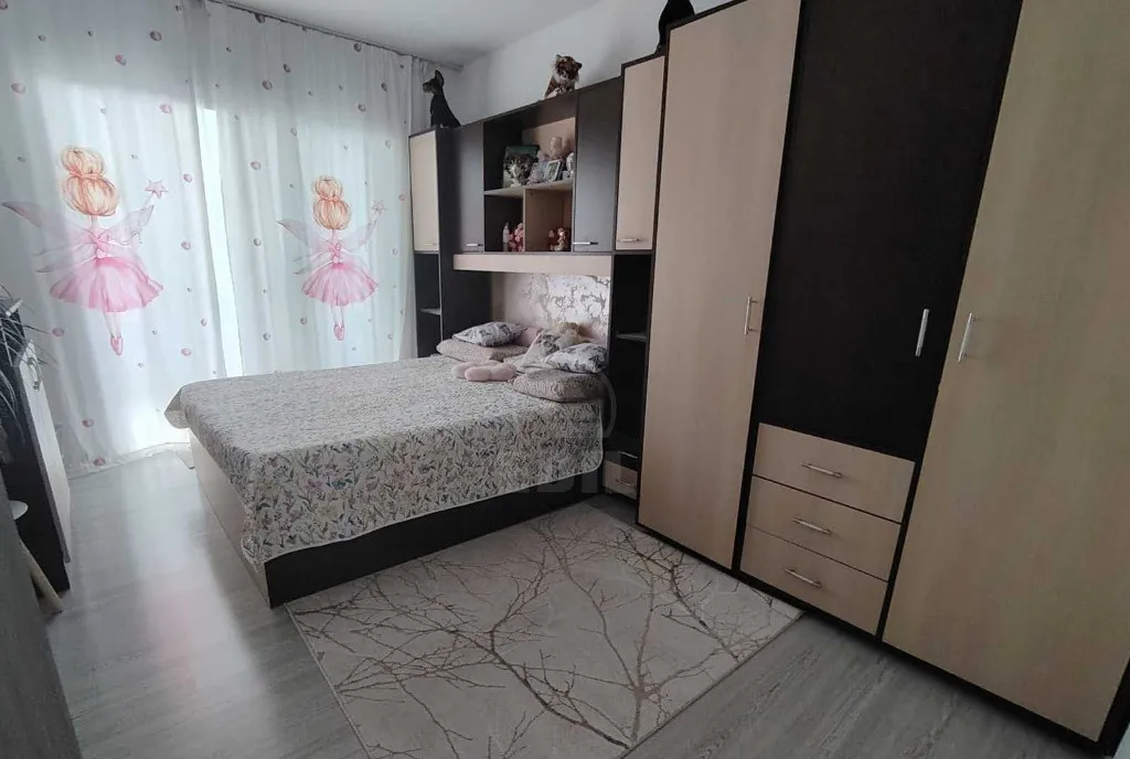 Apartament 3 camere semidecomandat zona Florilor
