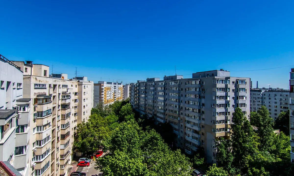 Dristor 3 camere langa McDonald s 2 bai cu geam decomandat bucatarie 10 mp