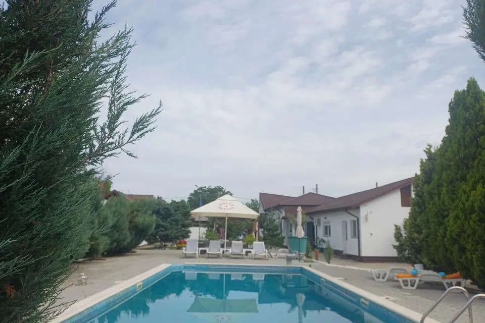 Proprietate exclusiva cu piscina foisor si livada 1 970 mp teren 270 mp co