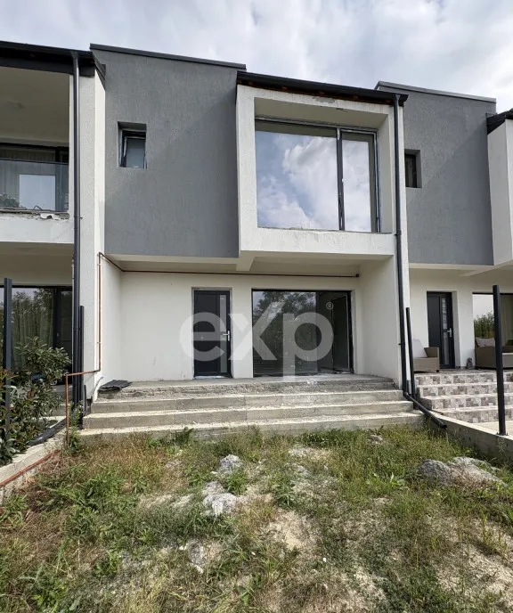 Casa de vanzare intr un triplex I Smeura strada Olteni I