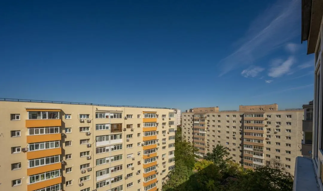 Garsoniera luminoasa ultimul etaj lift nou panouri fotovoltaice Titan