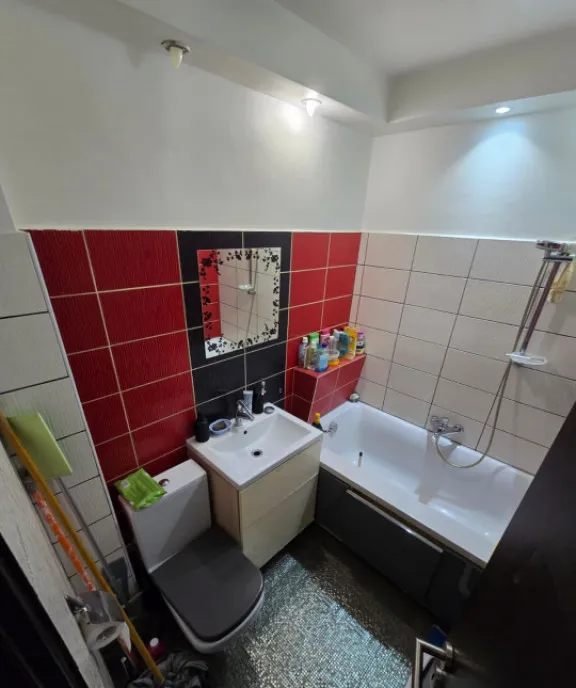 Apartament 3 camere de vanzare in zona Dacia - etaj inte