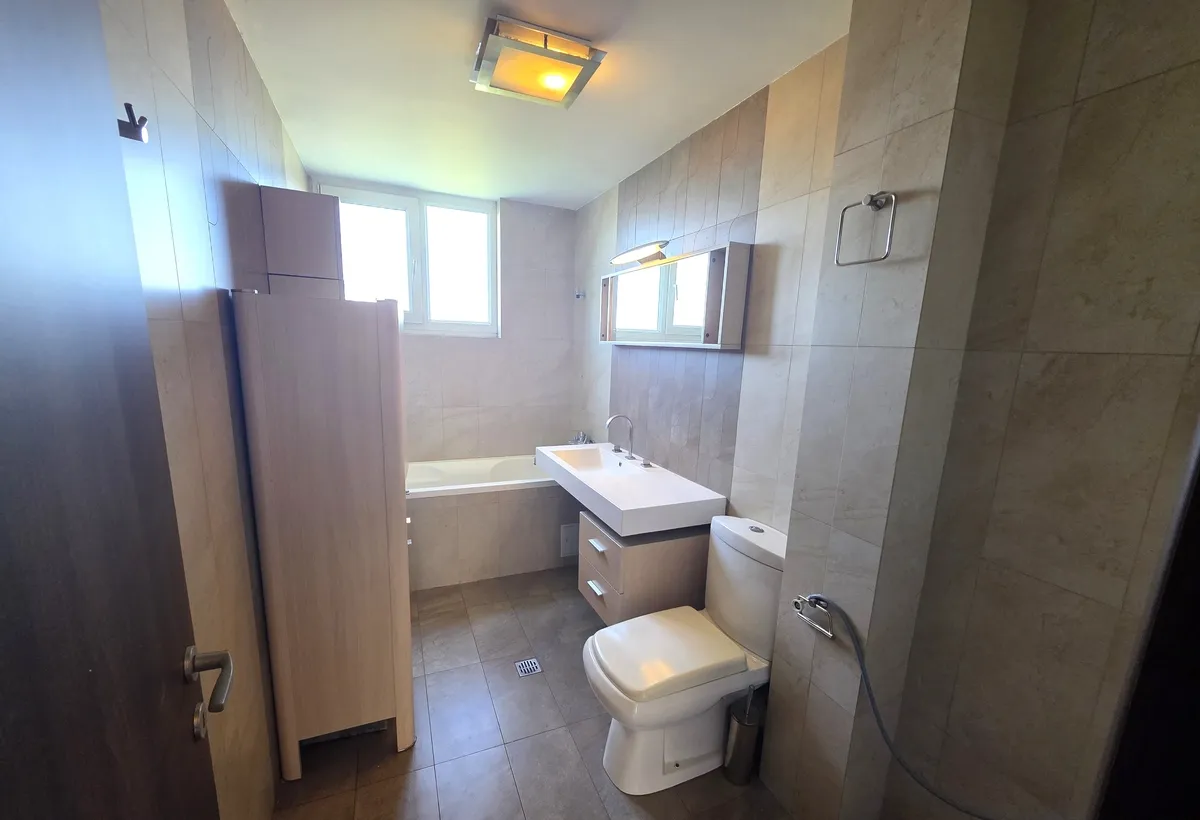 3 camere centrala termica 2 grupuri sanitare Prelungirea Ghencea