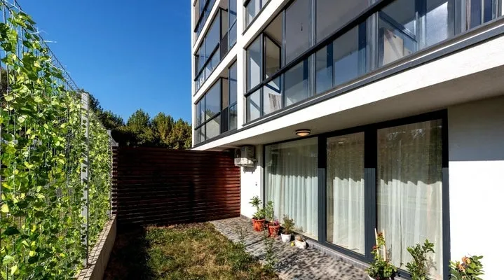 Poseidon Residence garsoniera cu curte