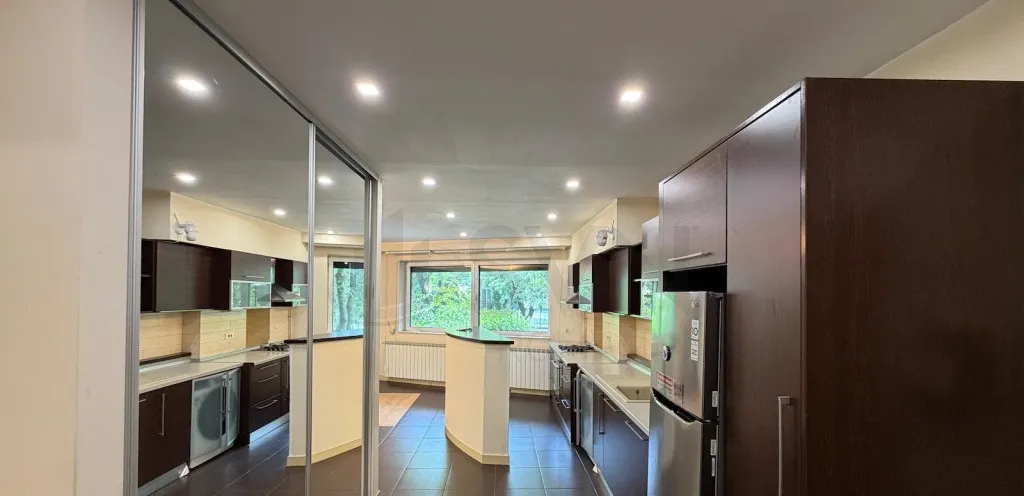 Apartament deosebit de 4 camere Herastrau