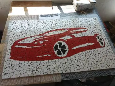 MAȘINĂ SPORT ROȘIE – MOZAIC CERAMIC HANDMADE | 74×116 CM | UNICAT