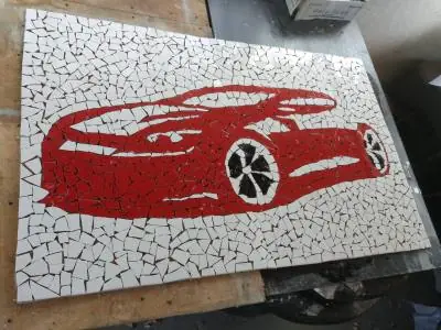 MAȘINĂ SPORT ROȘIE – MOZAIC CERAMIC HANDMADE | 74×116 CM | UNICAT