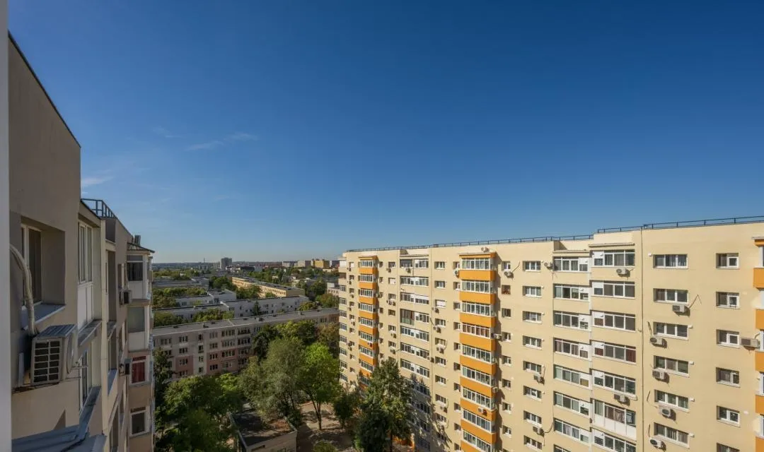 Titan garsoniera luminoasa ultimul etaj lift nou panouri fotovoltaice