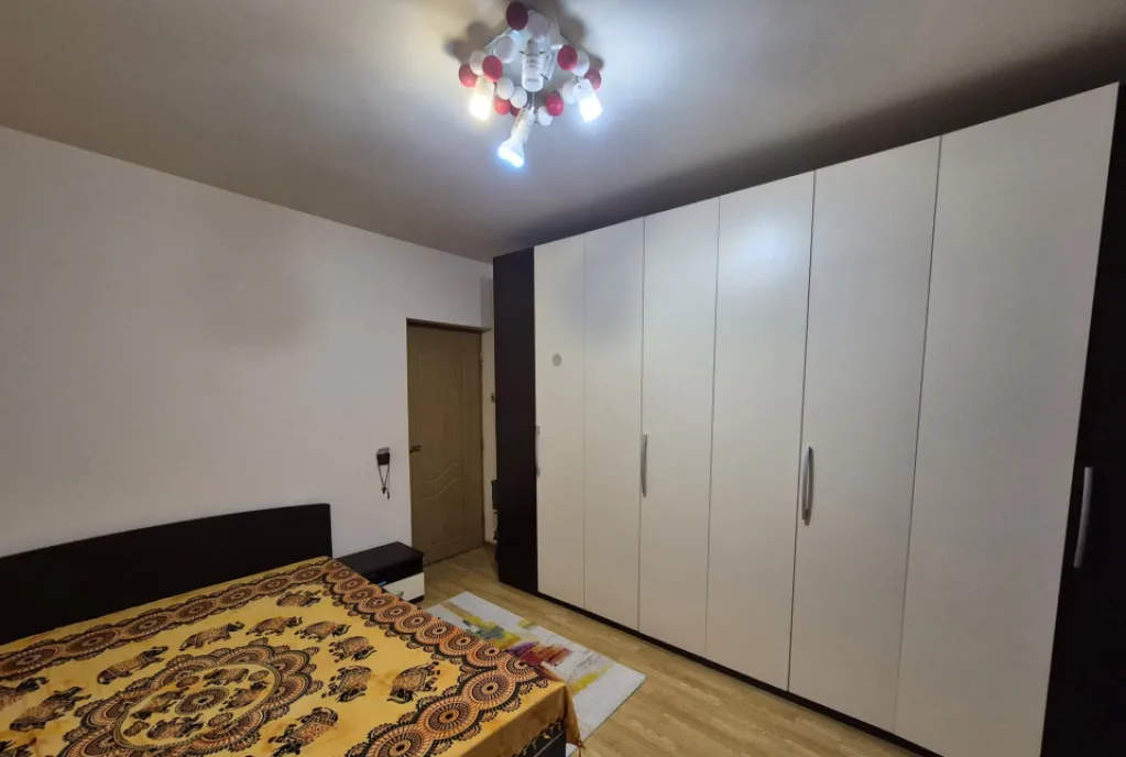 Apartament 3 camere semidecomandat 57m2 doua dormitoare