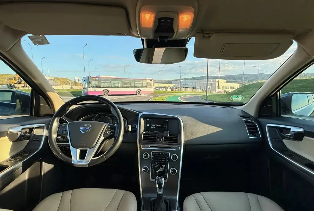 Volvo XC60 D5 AWD Summum 2015 215 CP automata istoric complet 11 900 eur