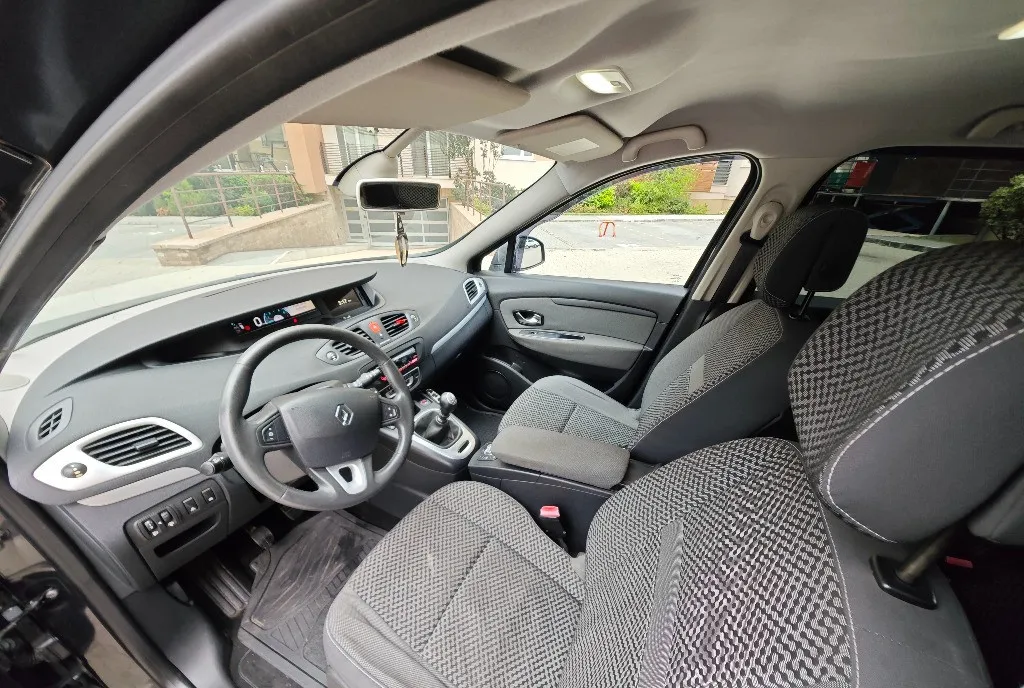 Renault Grand Scenic 1 6dCi 3 200 eur