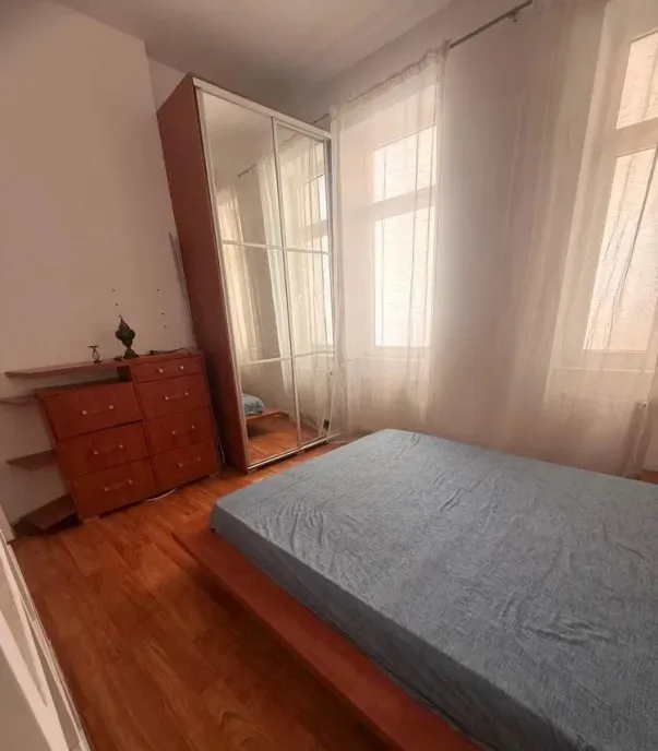 Vand apartament 2 camere langa metrou