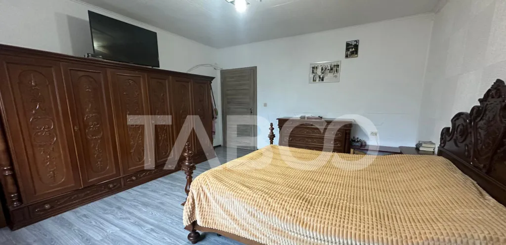 Apartament 4 camere la casa pivnita curte privata zona Lazar