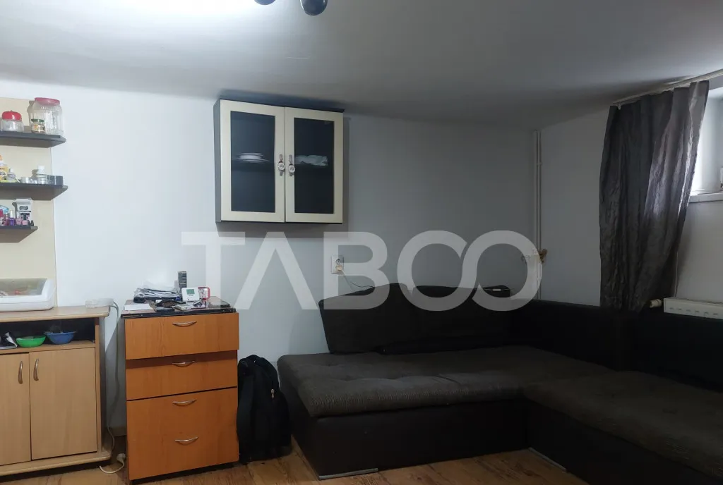 Casa mica 3 dormitoare curte mica 60 mp zona Lupeni Sibiu