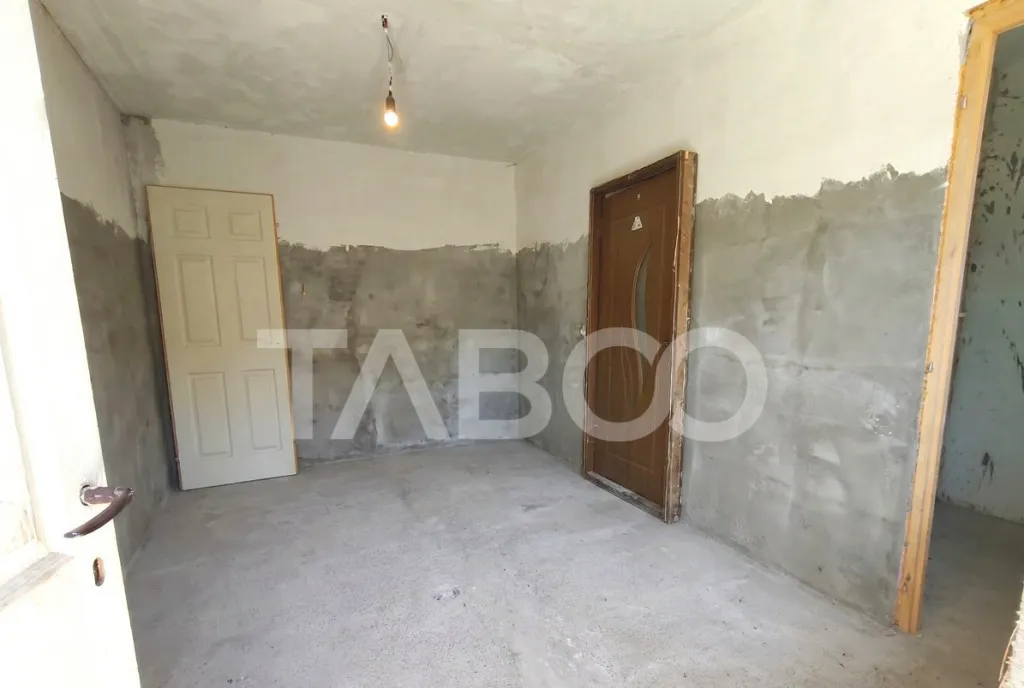 Casa 4 camere cu teren 503 mp si acces auto in curte Comis