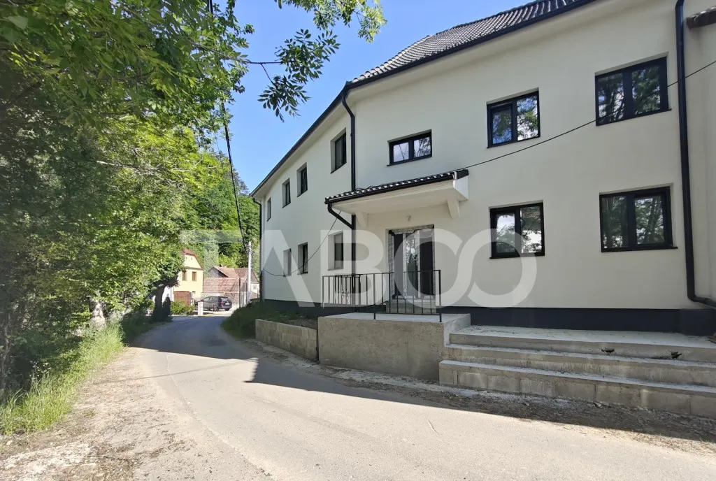 Casa spatioasa aer curat si priveliste spre munti teren