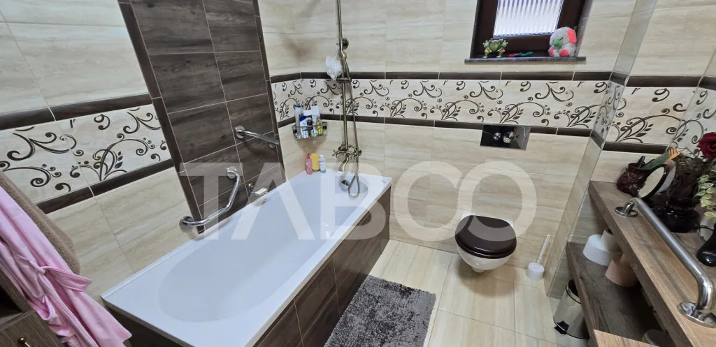 Casa cu 10 camere de vanzare in zona Lupeni Sibi