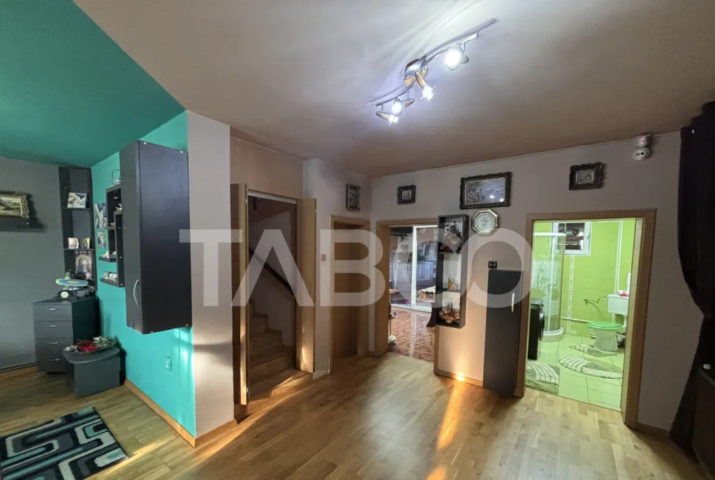 Casa de vanzare cu 5 camere spatiu comercial 3