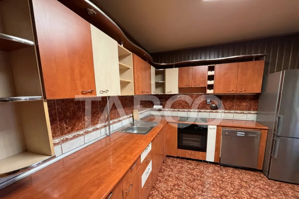 Casa de vanzare cu 5 camere spatiu comercial 3