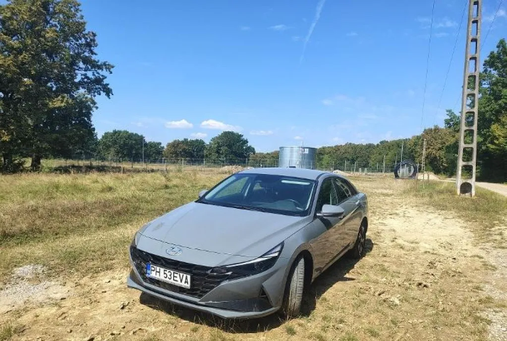 Hyundai Elantra 1 6 66 000 km primul proprietar 14 900 eur